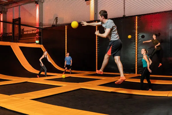 Dodgeball im Trampolin Park