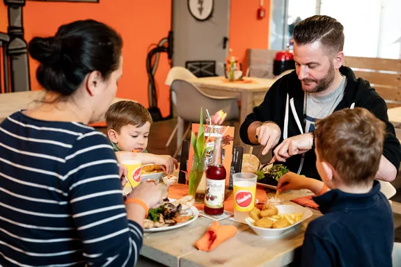 Familie beim Essen im NINFLY Bistro