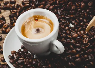 Tasse Espresso auf Kaffeebohnen