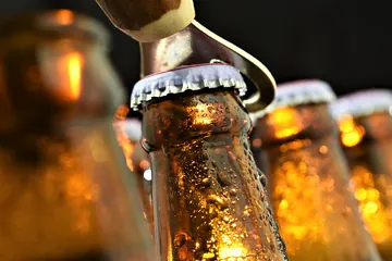 Bierflaschen werden geöffnet