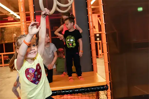 Kinder im Motorik Spielplatz