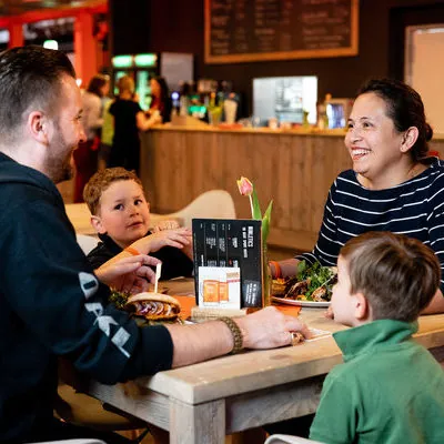 Familie beim Essen in der NINFLY Gastronomie