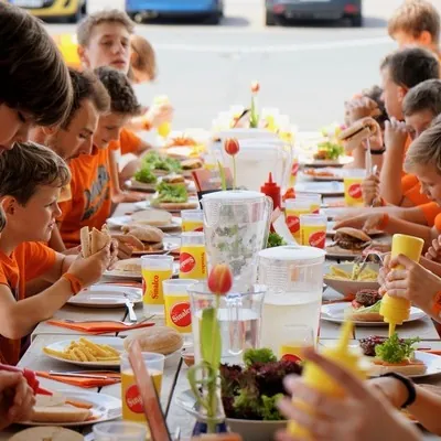 Gemeinsames Mittagessen im Feriencamp