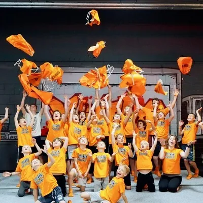 Feriencamp-Gruppe beim Essen