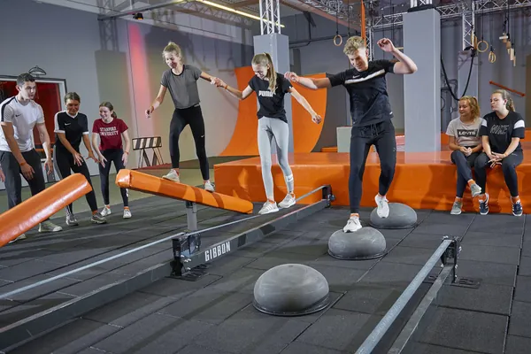Schulklasse beim Sprung im Trampolin Park